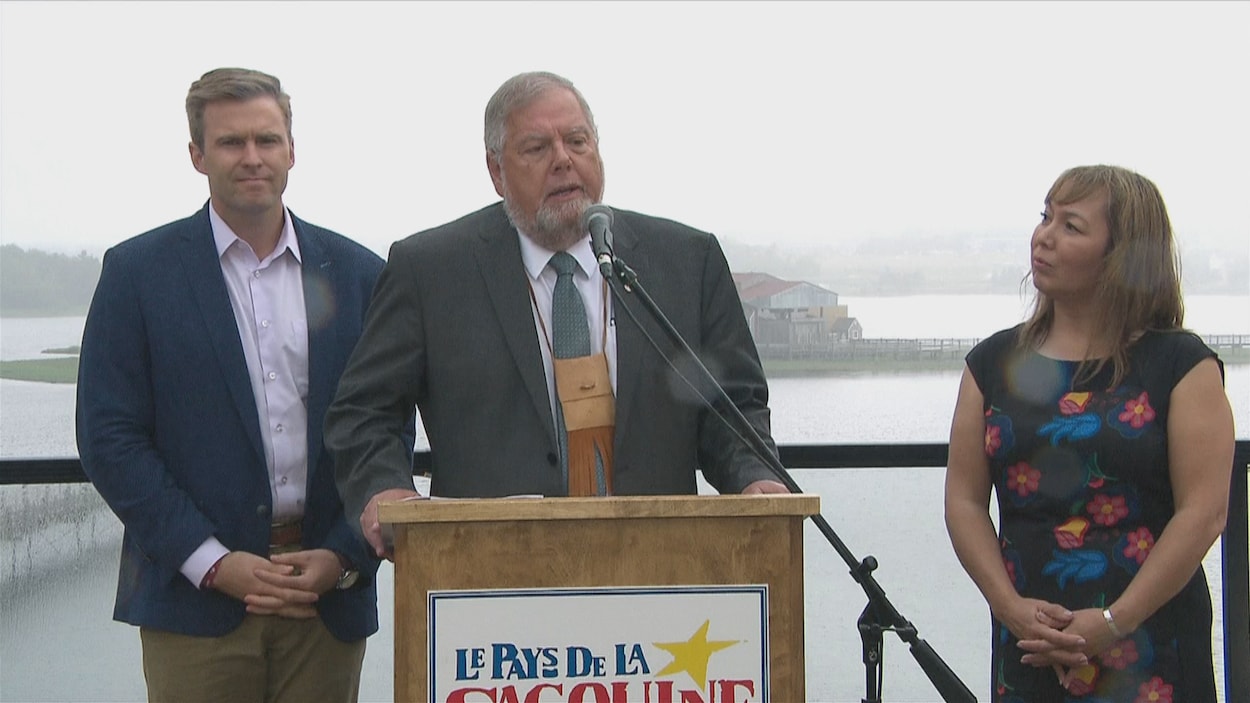 Brian Gallant, Robert Bertrand et Francyne Joe en conférence de presse devant le Pays de la Sagouine.