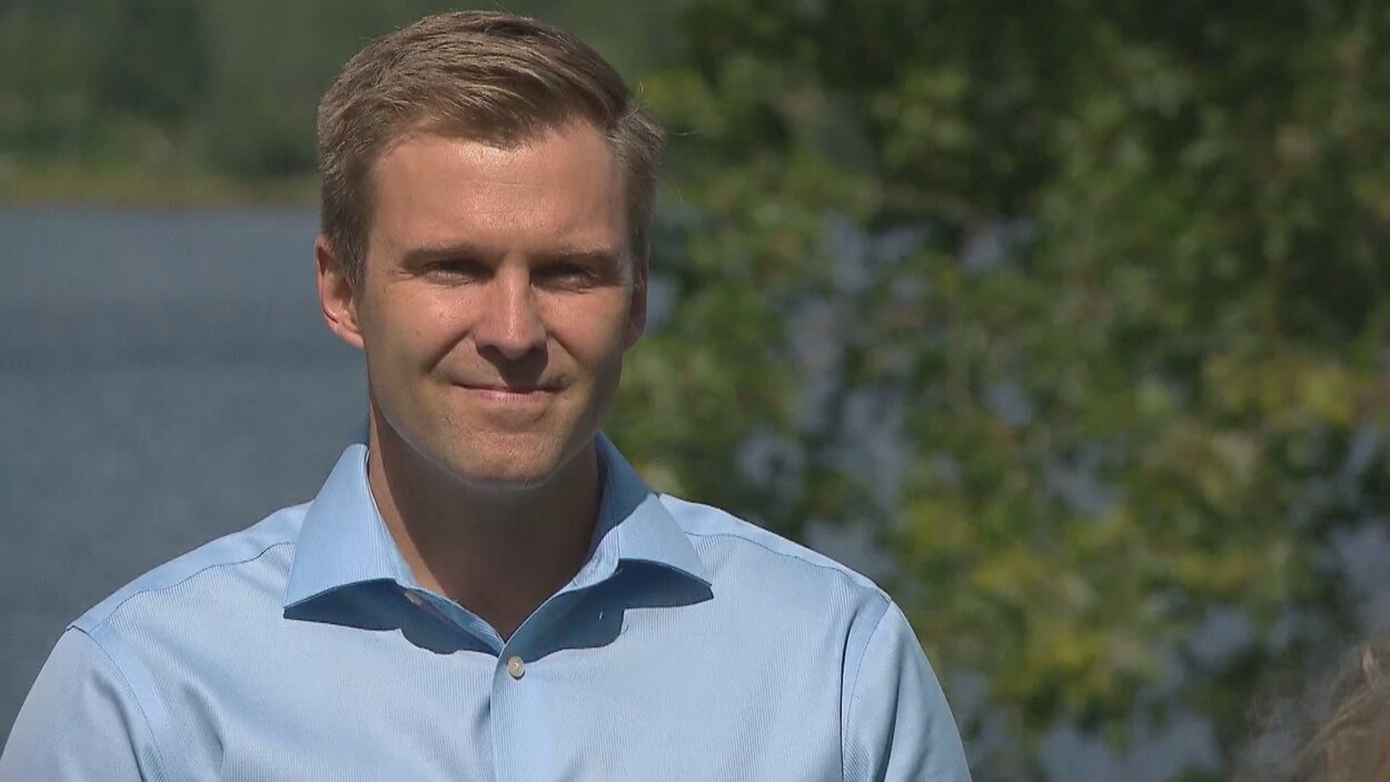 Brian Gallant devant le fleuve Saint-Jean Brian Gallant devant le fleuve Saint-Jean