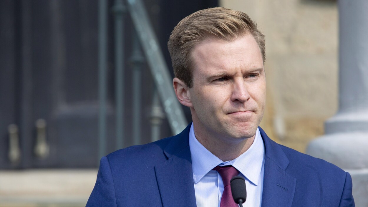 Brian Gallant écoute les questions des journalistes.