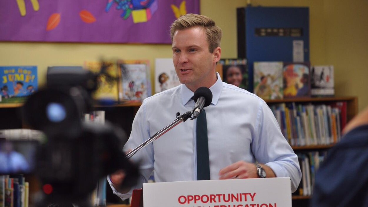 Brian Gallant donne une conférence de presse dans la section des livres pour enfants d'une bibliothèque publique. Brian Gallant donne une conférence de presse dans la section des livres pour enfants d'une bibliothèque publique.