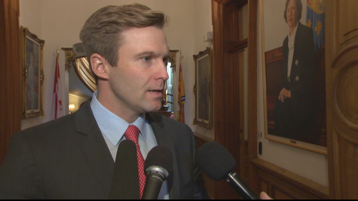 Brian Gallant répondant à des questions de journalistes Brian Gallant répondant à des questions de journalistes