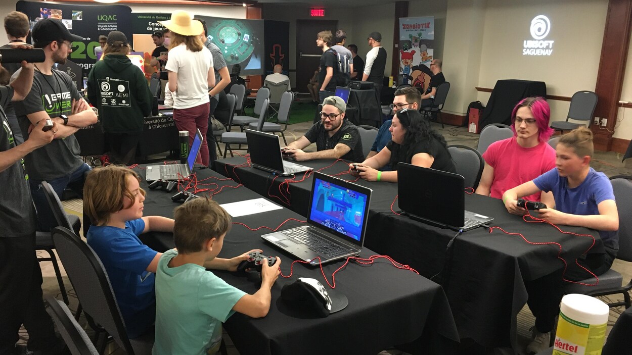 Des joueurs s'affrontent aux jeux vidéo autour d'une table.