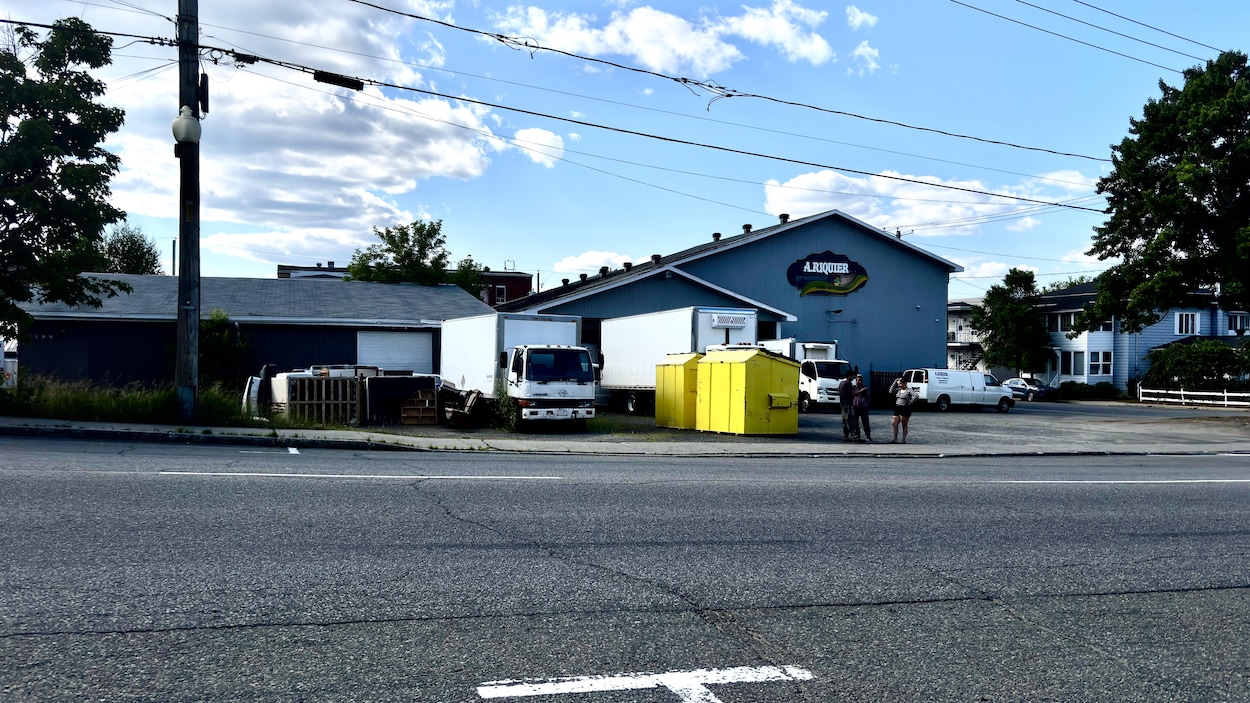 Des meubles et des matelas s’entassent près d’une fruiterie