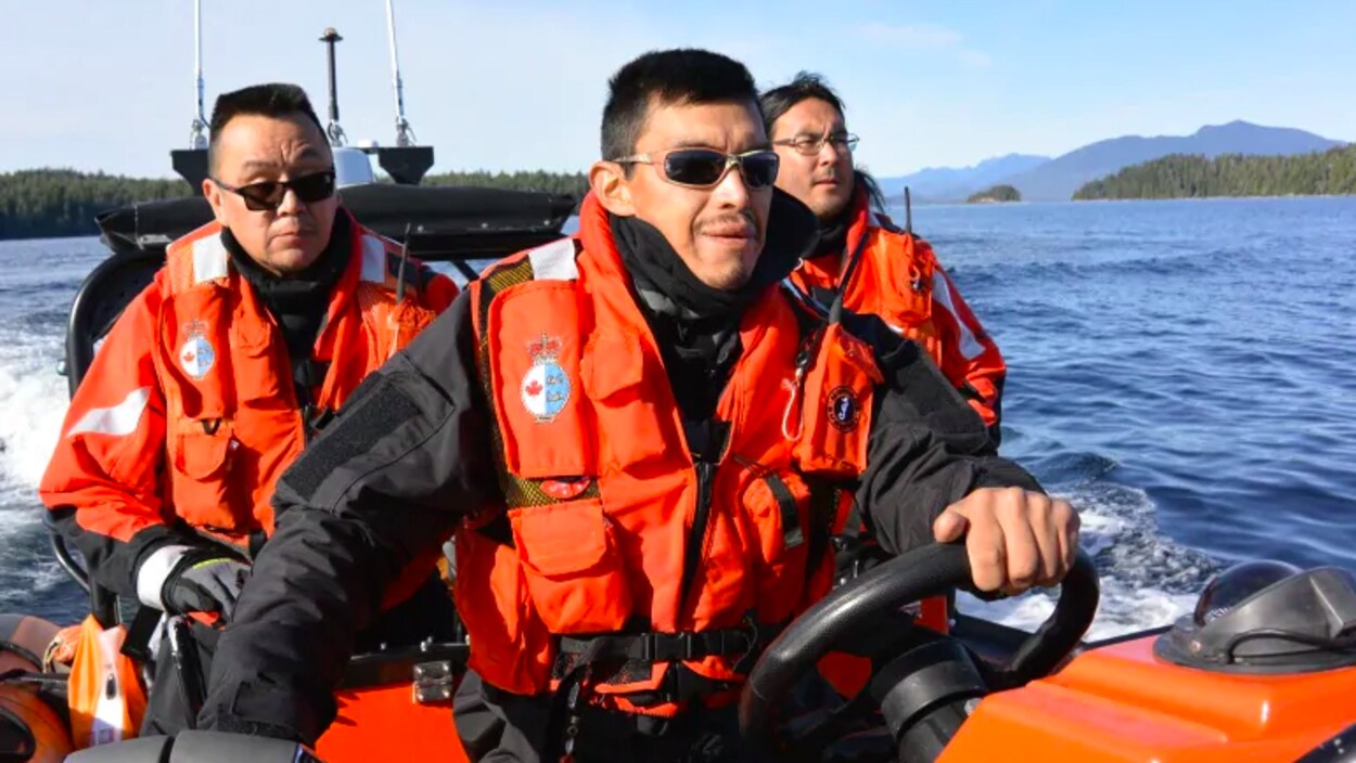 Trois membres de la Garde côtière auxiliaire des Premières Nations en pleine patrouille.