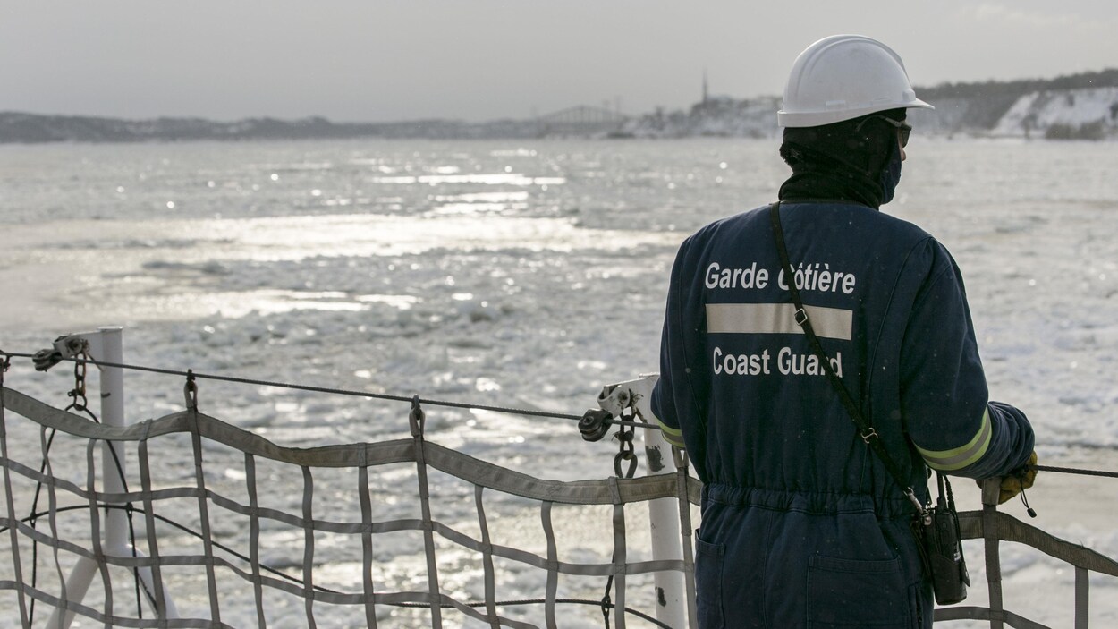 Le brise-glace NGCC Des Groseilliers, de la Garde côtière du Canada. Le brise-glace NGCC Des Groseilliers, de la Garde côtière du Canada.
