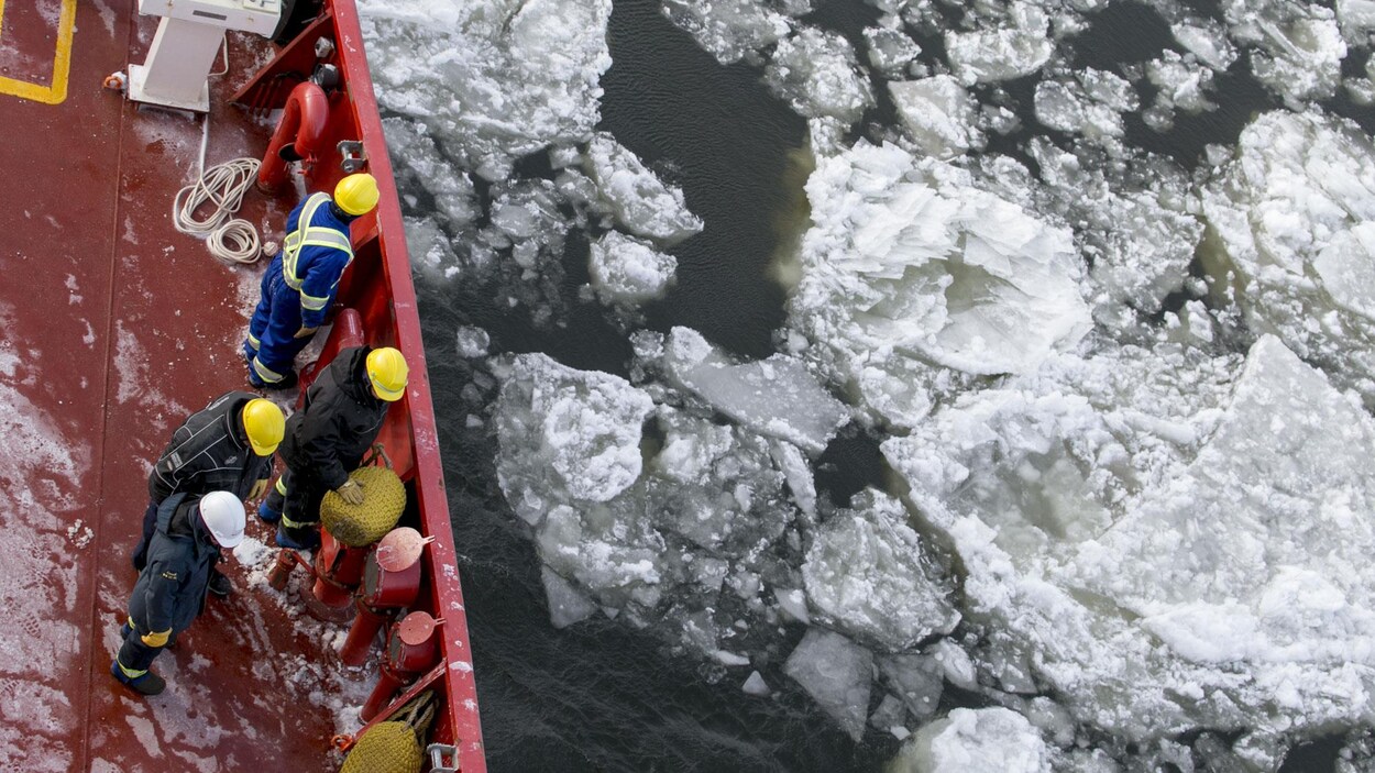 Le brise-glace NGCC Des Groseilliers, de la Garde côtière du Canada.