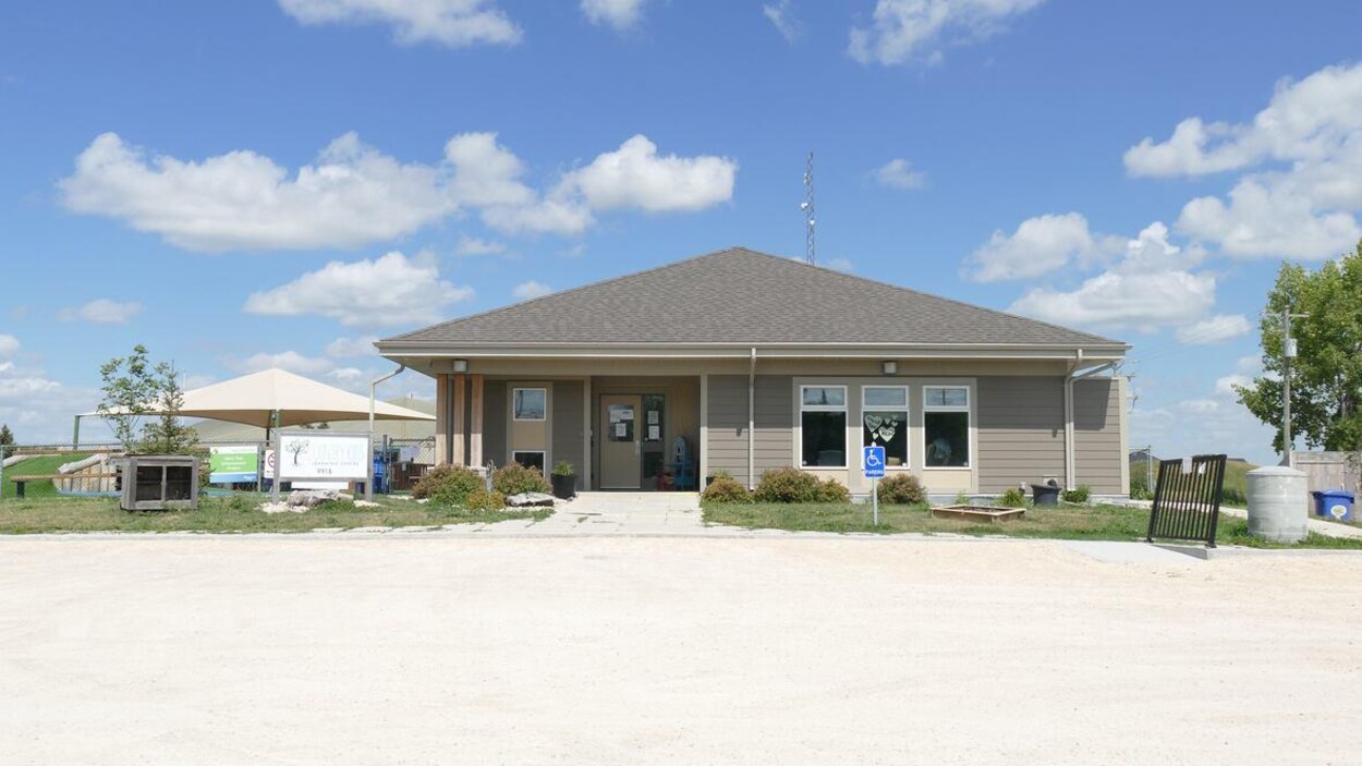 Un petit bâtiment en campagne.