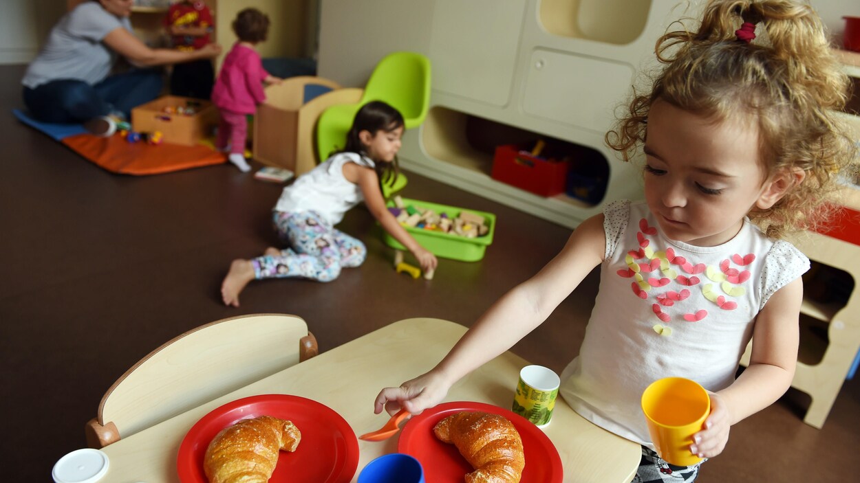 Des enfants s'amusent dans une garderie.