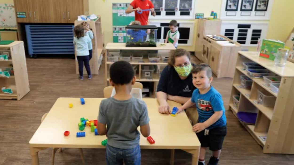 Des enfants sont en train de joue dans une garderie.