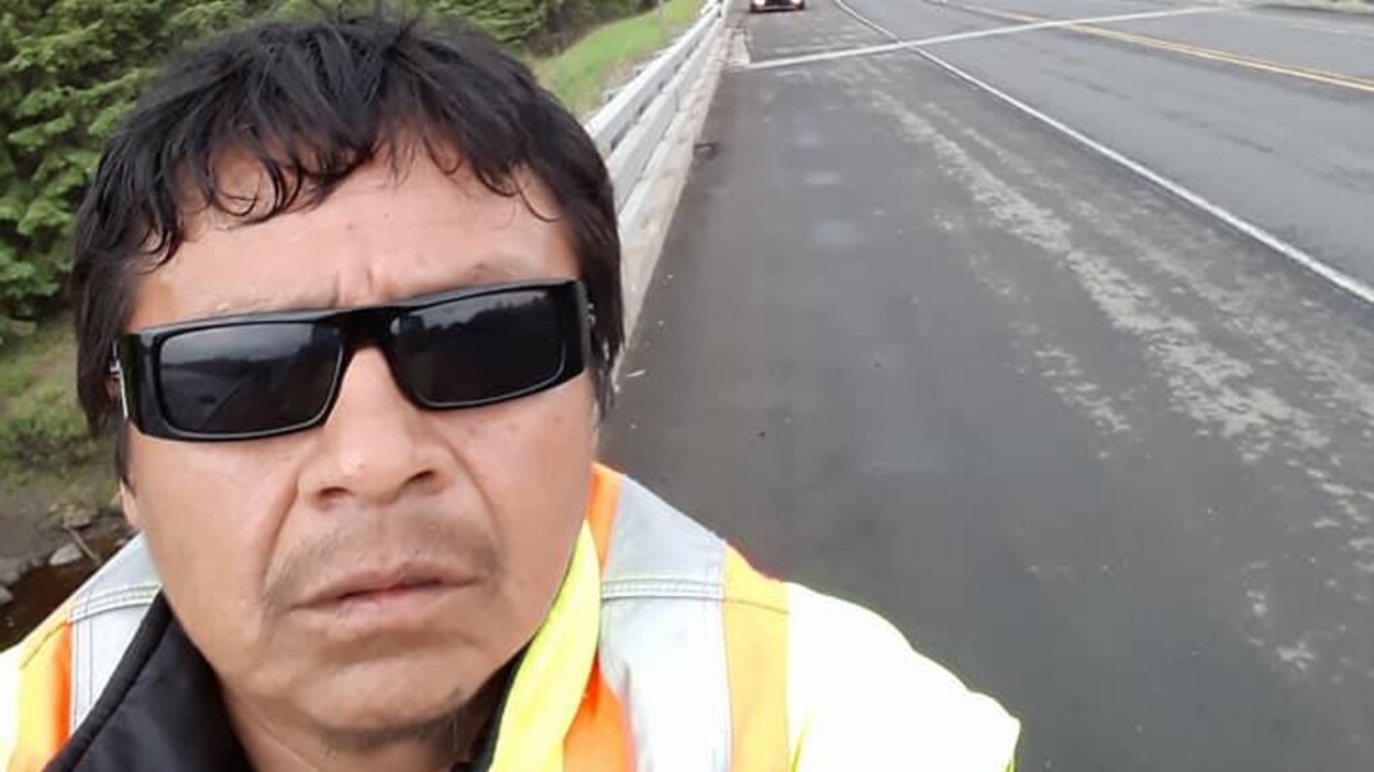 Égoportrait d'un homme en train de marcher sur une route principale. Égoportrait d'un homme en train de marcher sur une route principale.