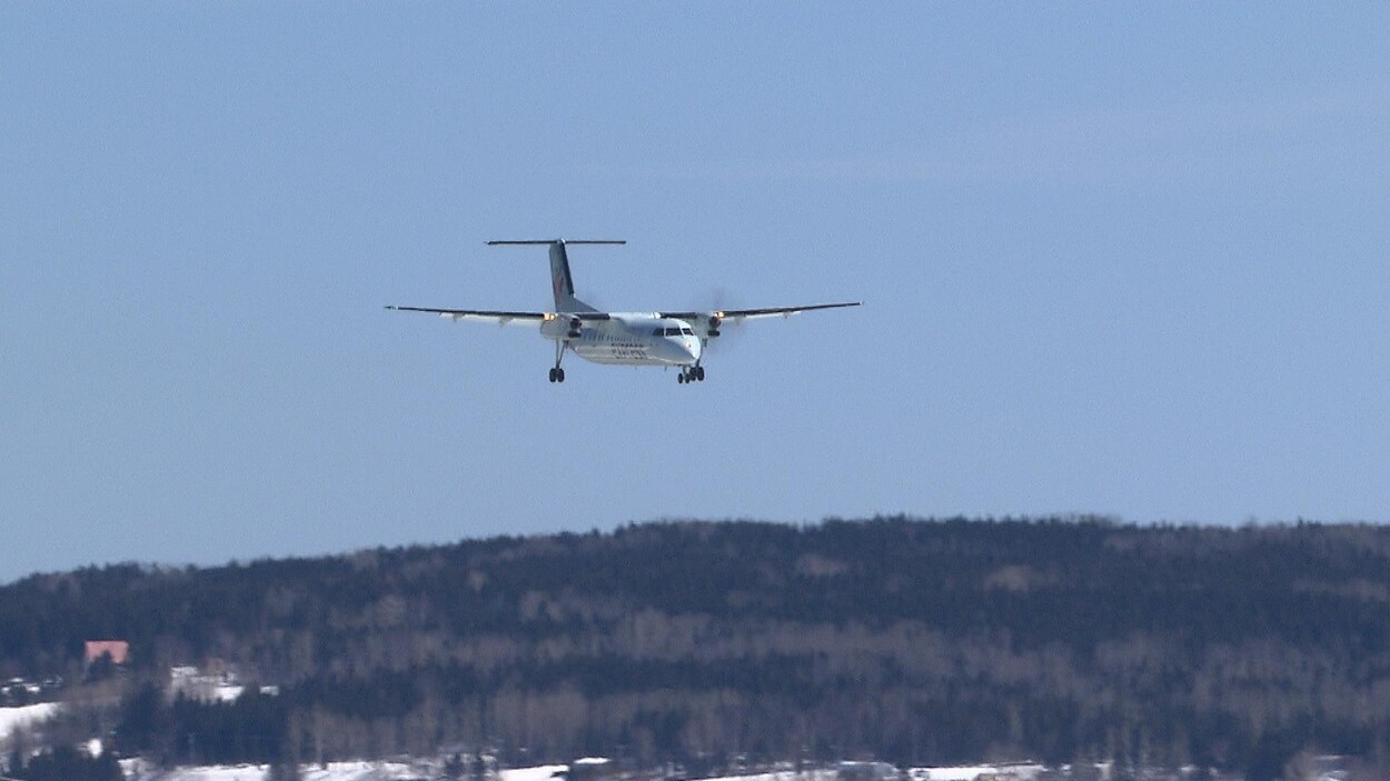 Un avion volant à basse altitude.
