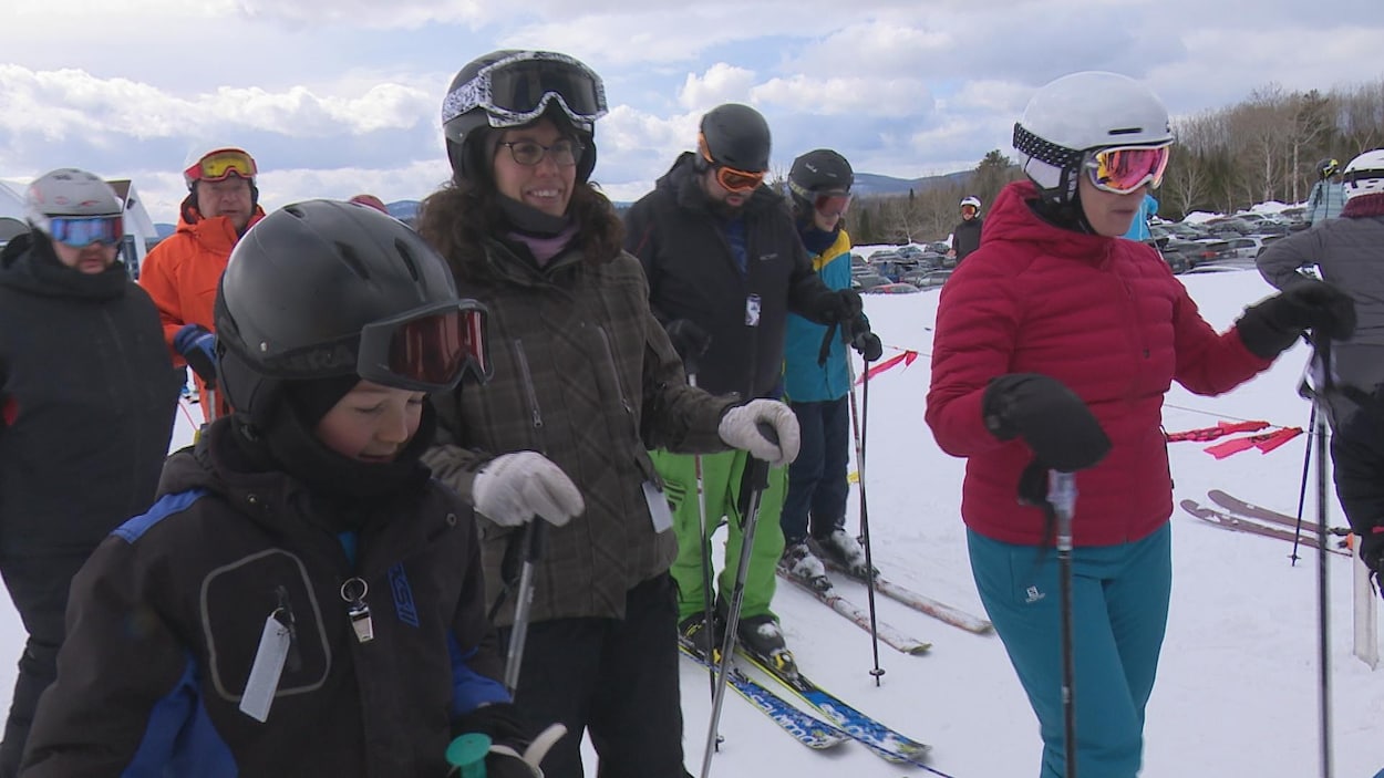 Des skieurs à la station de ski Mont-Béchervaise en Gaspésie