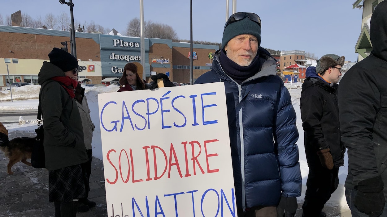 Un manifestant prenant part au rassemblement de Gaspé en solidarité avec la nation wet'suwet'en.