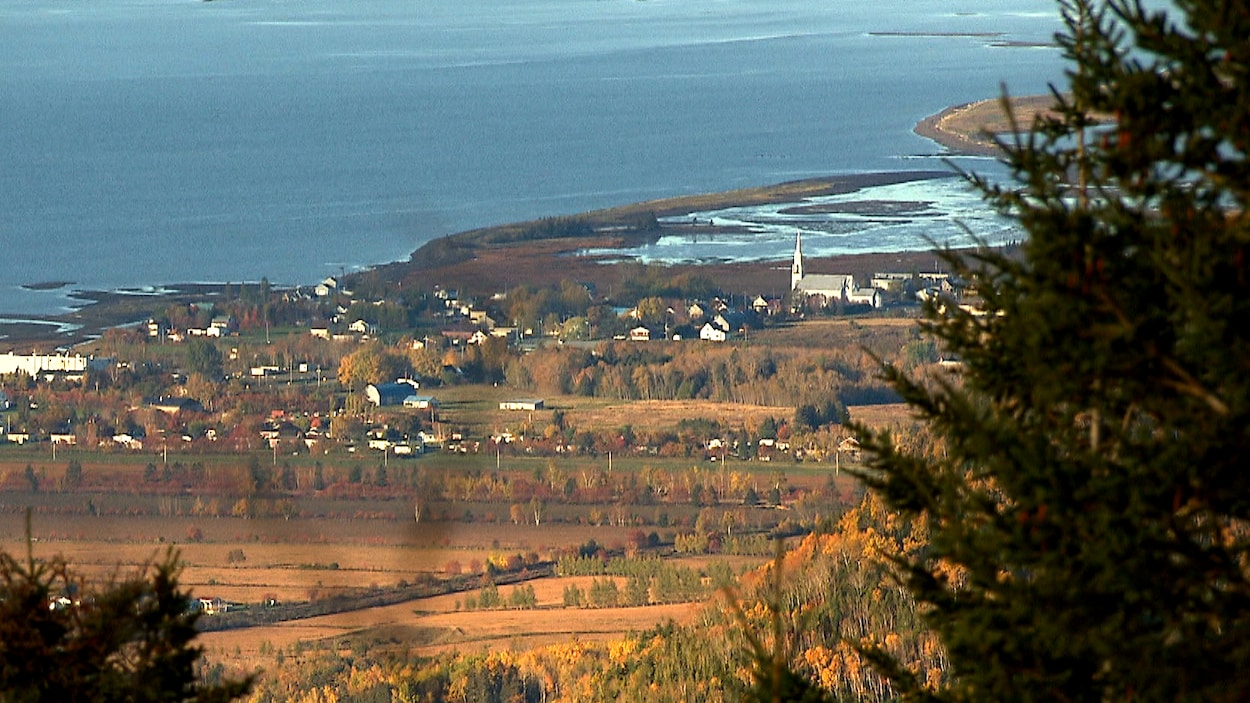 Un petit village au bord du fleuve.