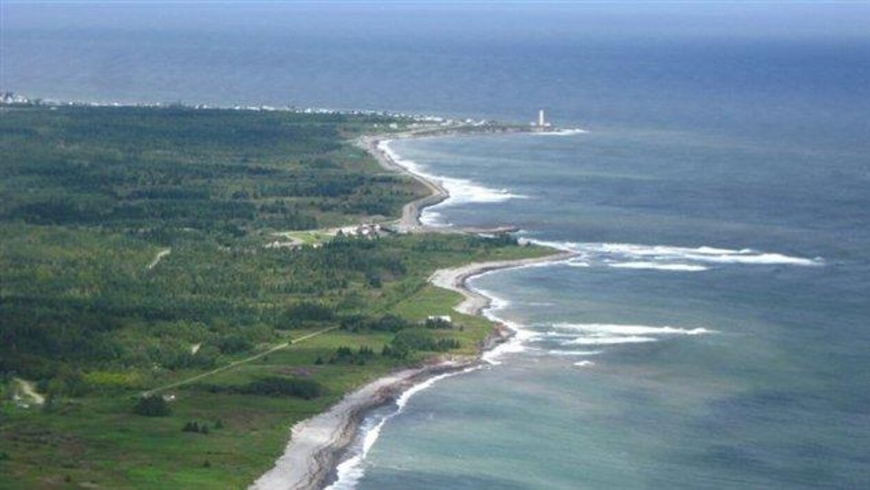 Vue aérienne du Cap-des-Rosiers en Gaspésie