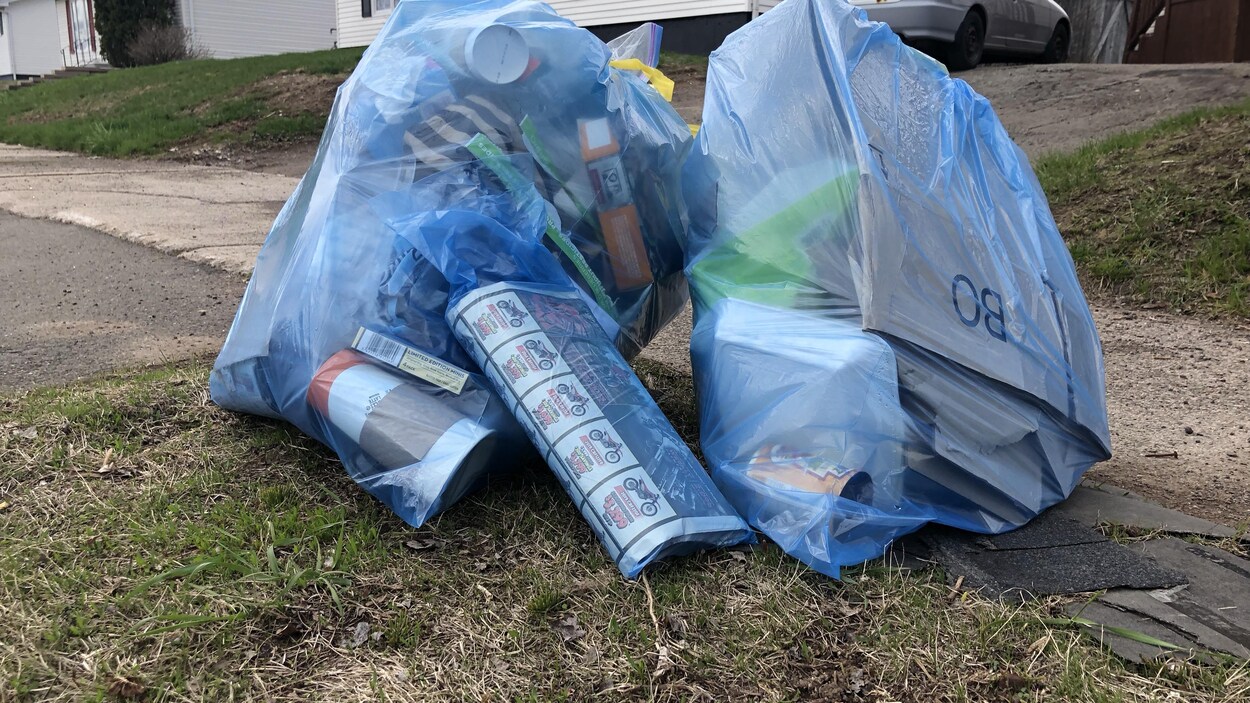 Un sac publicitaire est mis au chemin avec des sacs de recyclage.