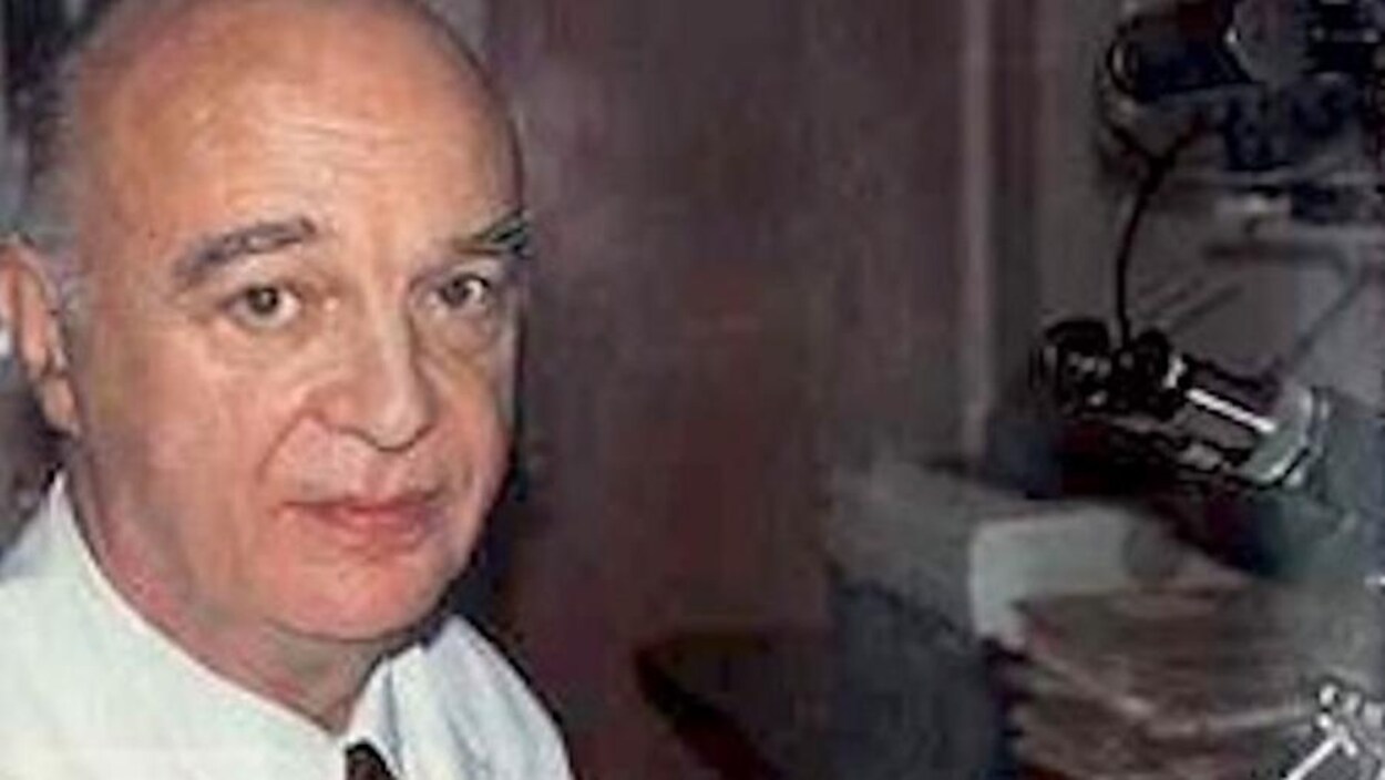 Gaston Naessens dans son laboratoire Gaston Naessens dans son laboratoire