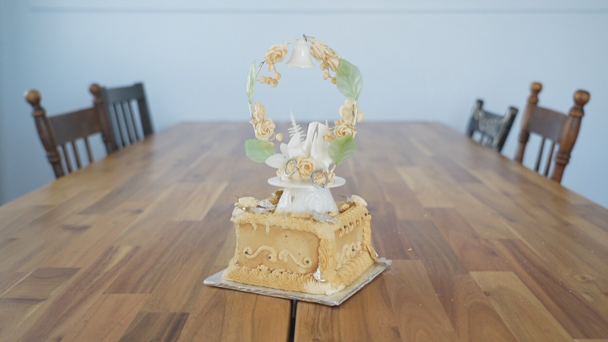 Une femme découvre un gâteau de mariage séché dans son grenier