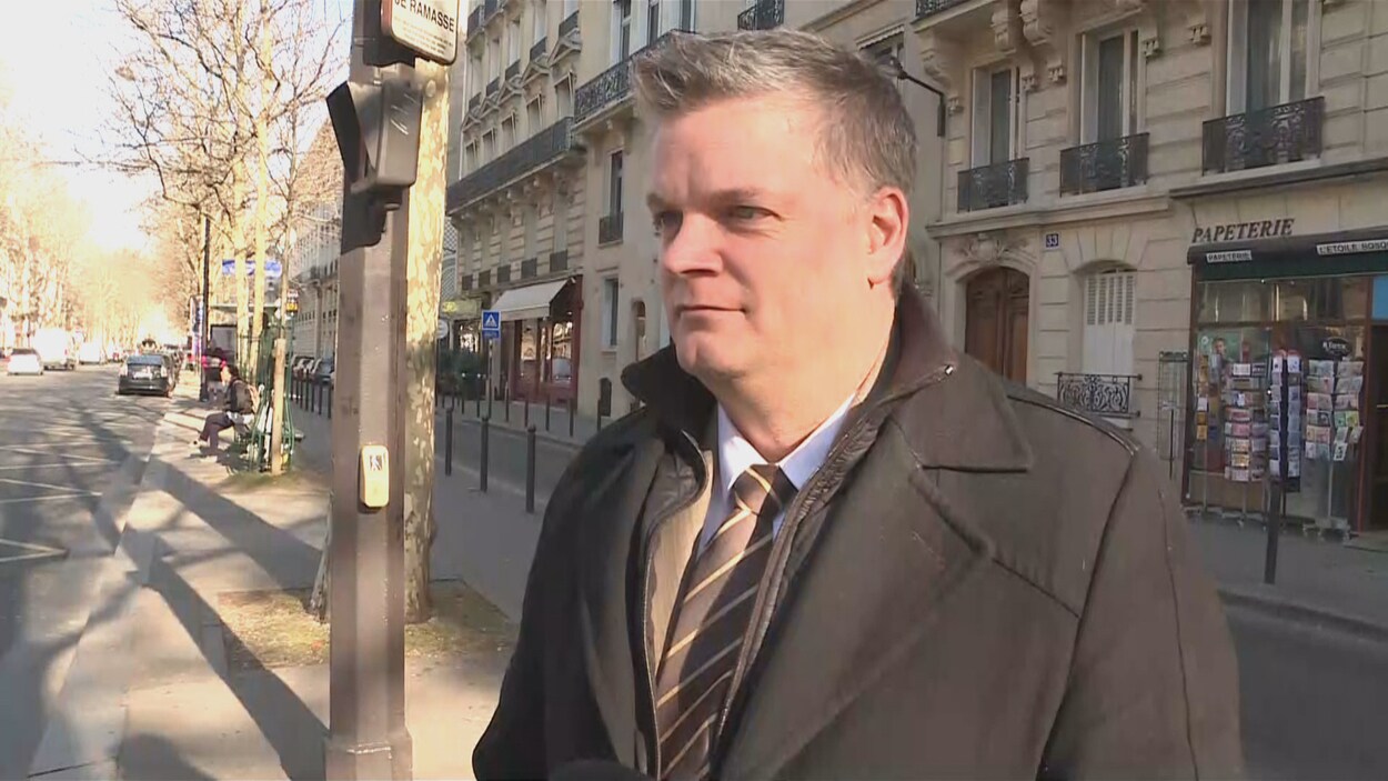 Robert Gauvin en entrevue dans une rue à Paris