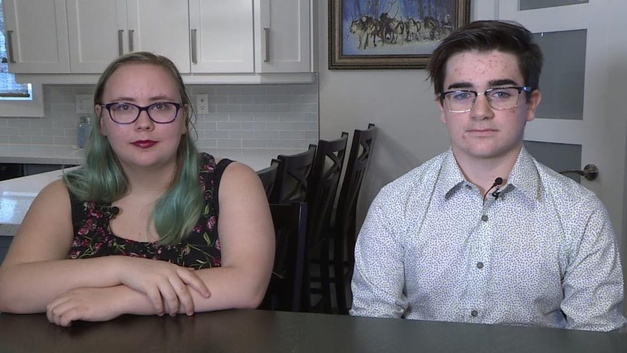 Ashley Hoskins et Daniel Peckford assis à une table.