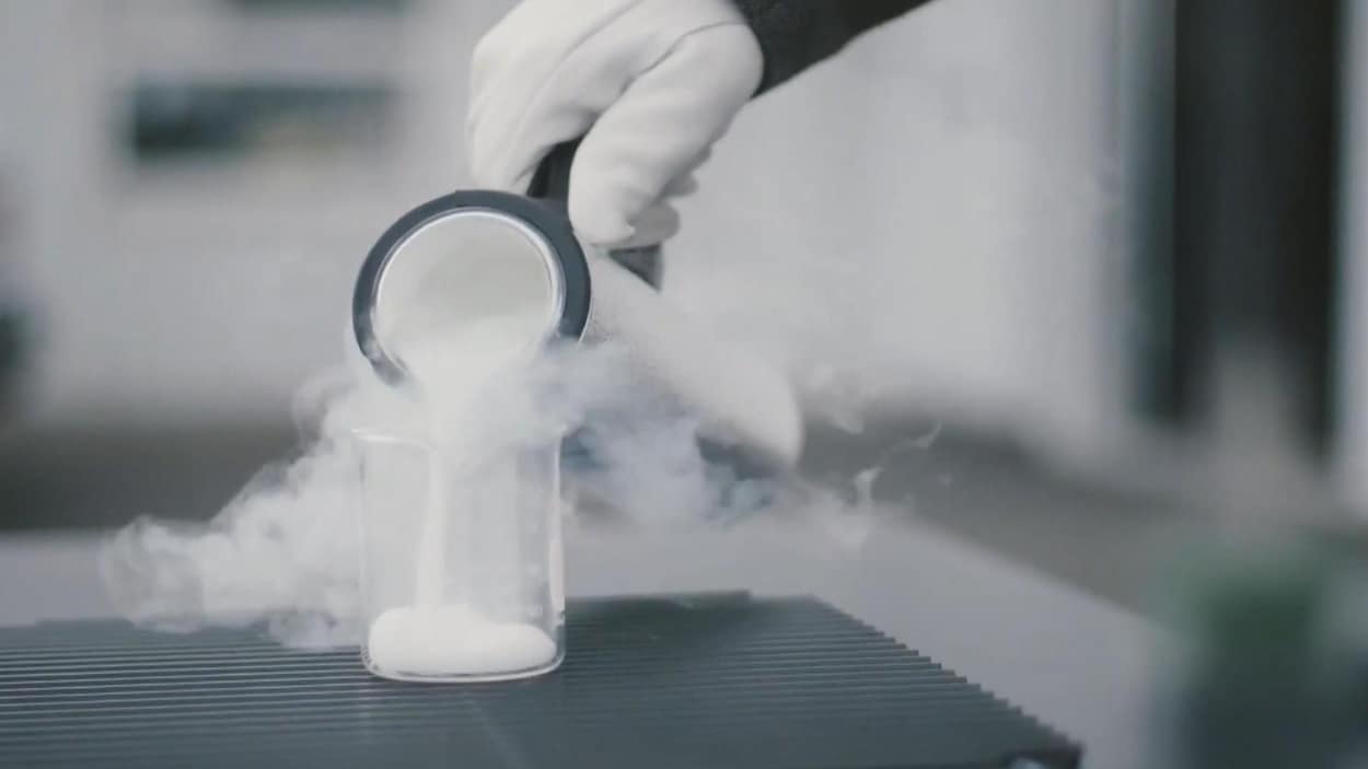 Un chercheur manipule du gaz naturel liquéfié dans un laboratoire.