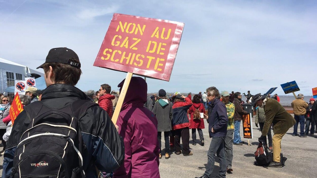 Des opposants de partout à Québec se rassemblent à Bécancour contre l'exploitation d'hydrocarbures.