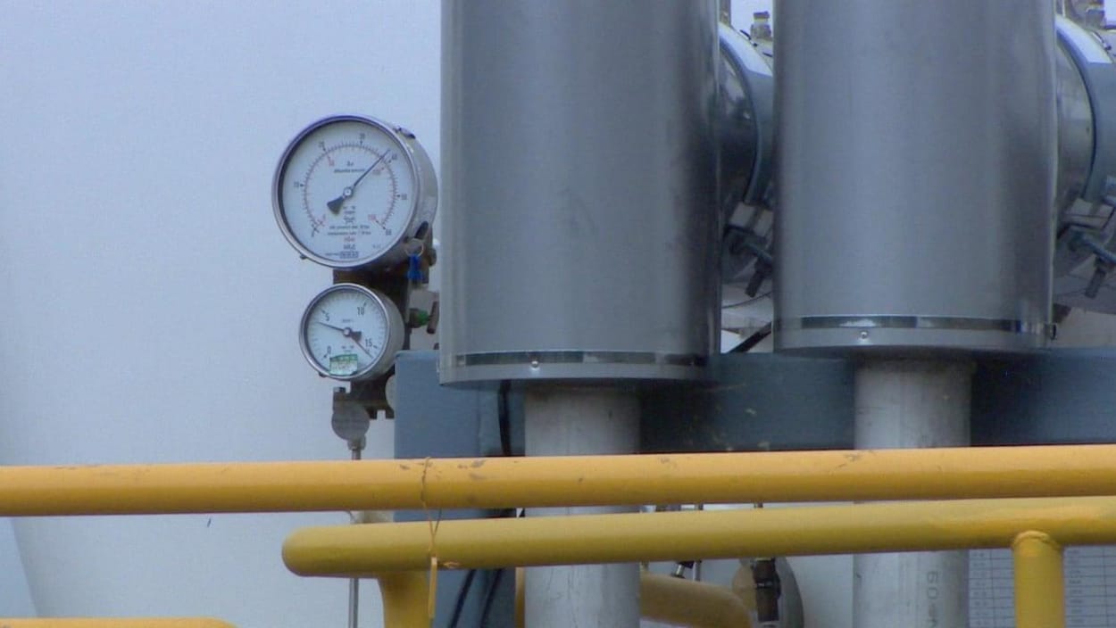 Les tuyeaux d'un puits de gaz.