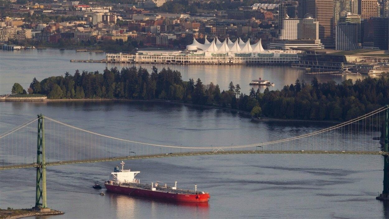 Un pétrolier quitte le port de Vancouver