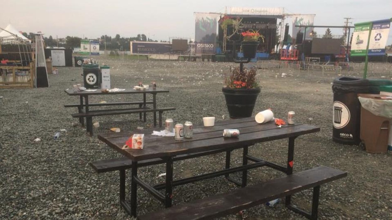 Cannettes, cartons, bouteilles d'eau: de nombreux déchets seront à ramasser après une soirée de spectacle