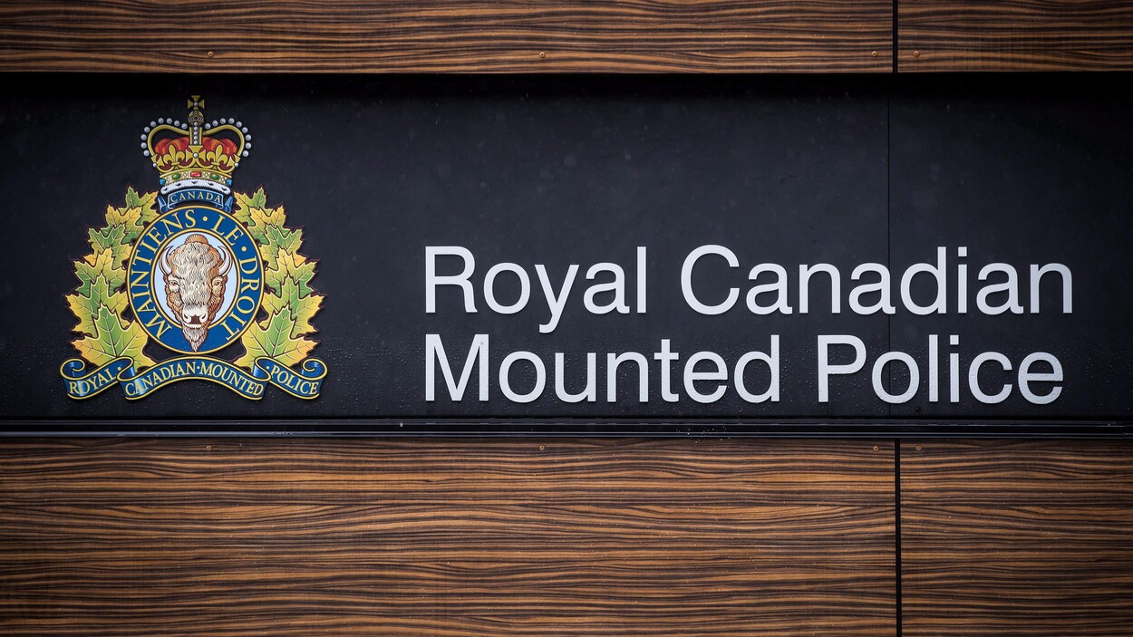 Un enseigne de la Gendarmerie royale du Canada.