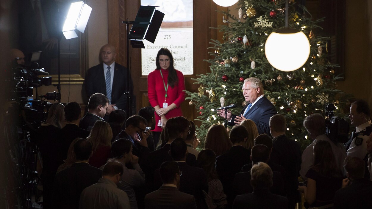 Des journalistes devant le premier ministre de l'Ontario