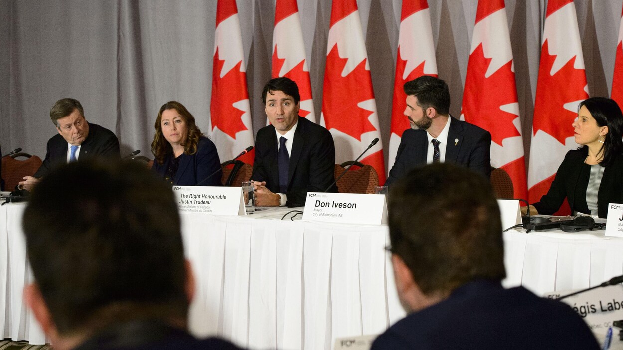 John Tory (maire de Toronto), Vicki-May Hamm (prés. de la FCM et mairesse de Magog), le premier ministre Justin Trudeau, Don Iveson (prés. du caucus des maires de la FCM et maire d'Edmonton) et Valérie Plante (mairesse de Montréal).