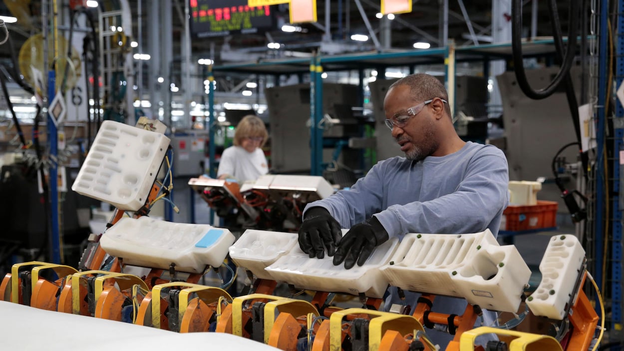 Un homme assemble les pièces d'un véhicule dans une usine de General Motors, au Michigan. Un homme assemble les pièces d'un véhicule dans une usine de General Motors, au Michigan.