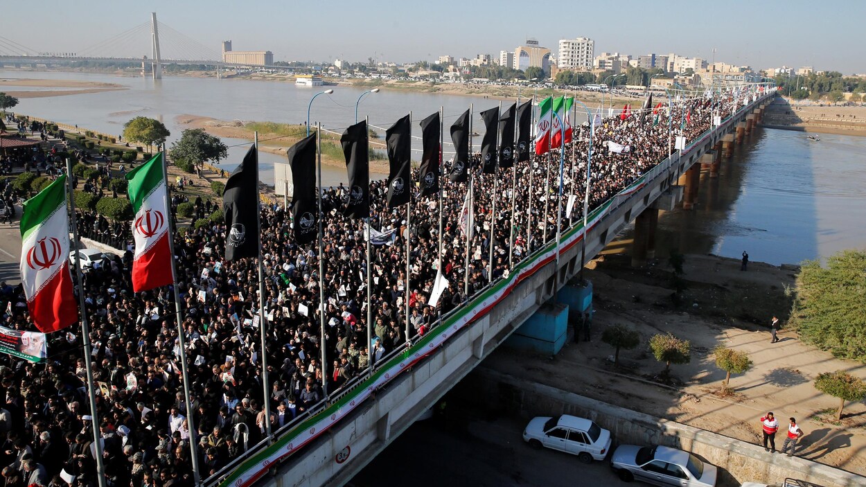 Une foule immense a complètement envahi l'un des ponts de la ville.