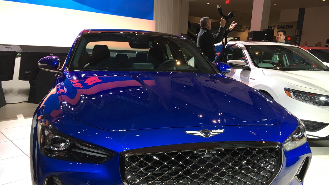 Photo d'une voiture bleue dans un salon de l'auto