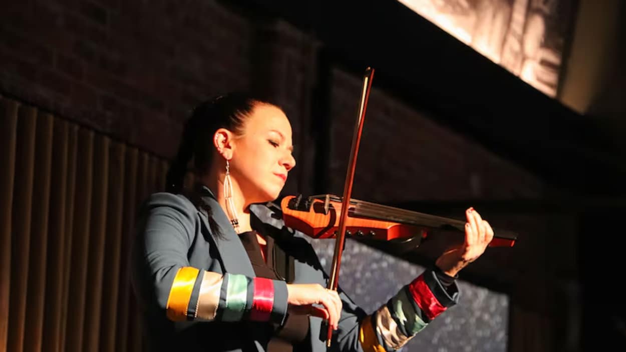 La violoniste wendat qui intègre sa culture dans la musique grand public