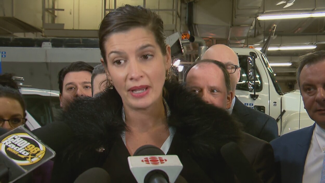 La ministre Geneviève Guilbault se défend de laisser tomber la Ville de Québec.