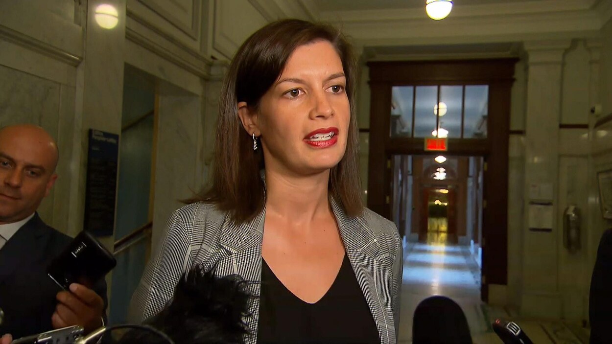 Geneviève Guilbault parle aux journalistes.