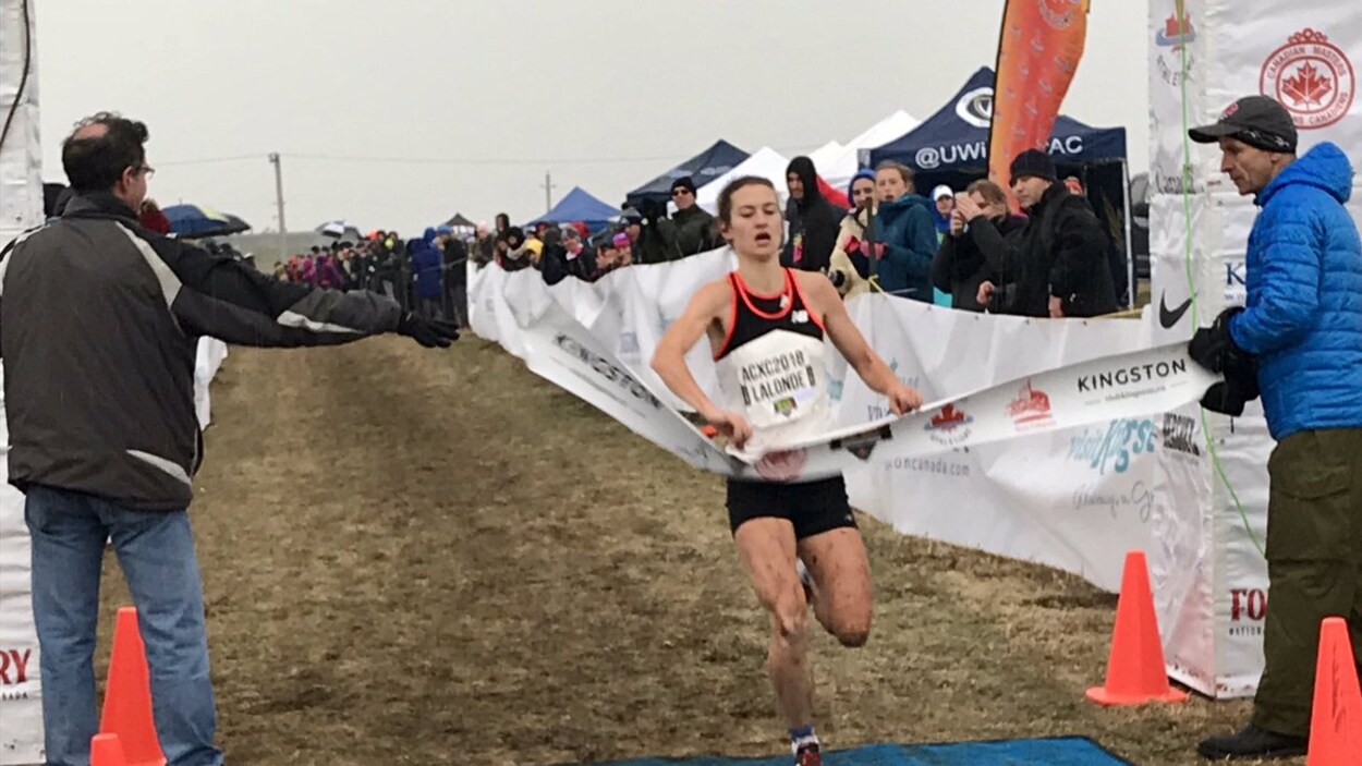 Geneviève Lalonde traverse le fil d'arrivée.
