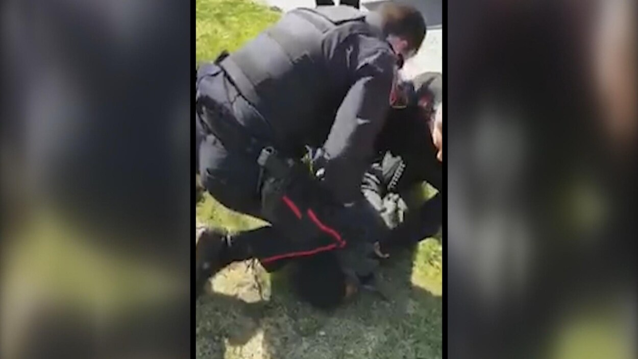Un policier agenouillé sur la nuque d’un jeune Noir lors d’une arrestation.