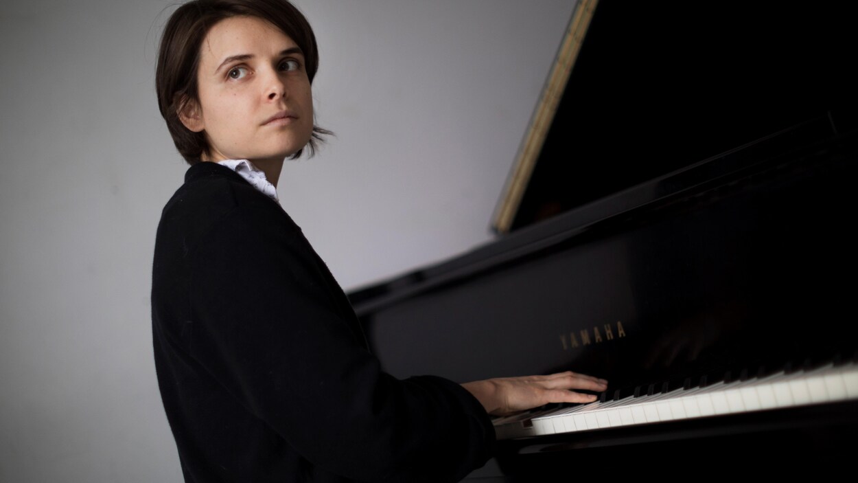 La pianiste Gentiane MG est assise à son instrument.