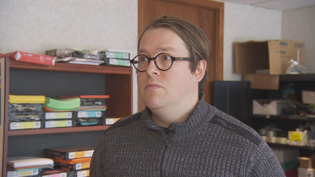 Geordie Dent en entrevue debout dans un bureau.