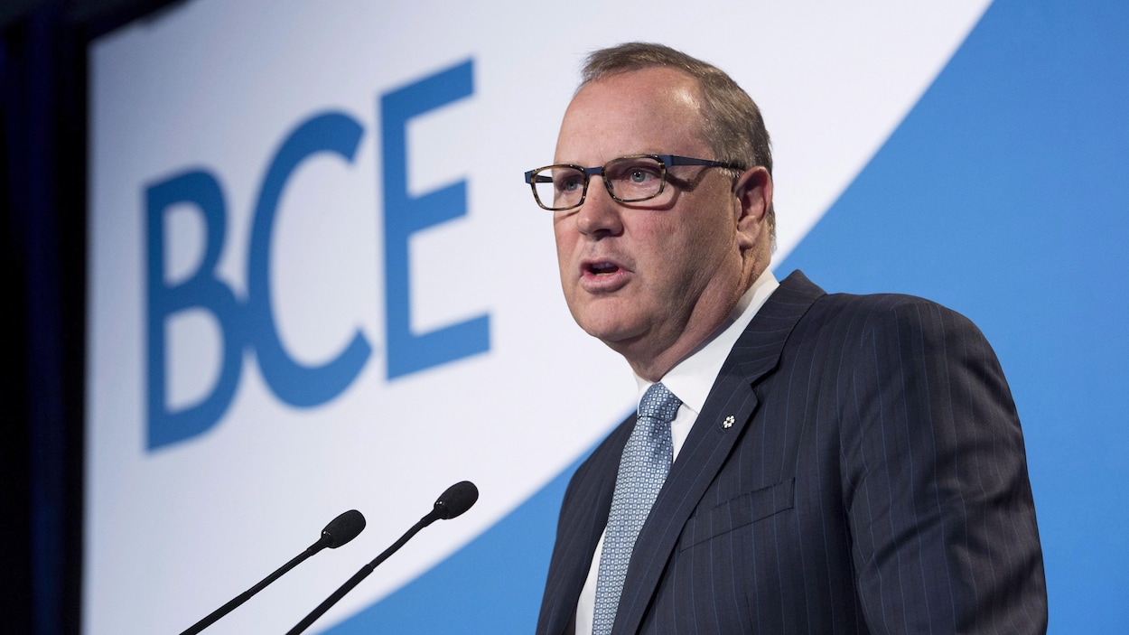 George Cope parle au micro devant un logo de BCE.