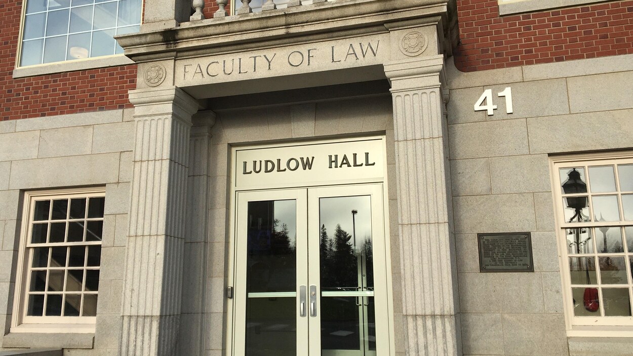 L'extérieur du bâtiment de la faculté de droit de l'UNB.