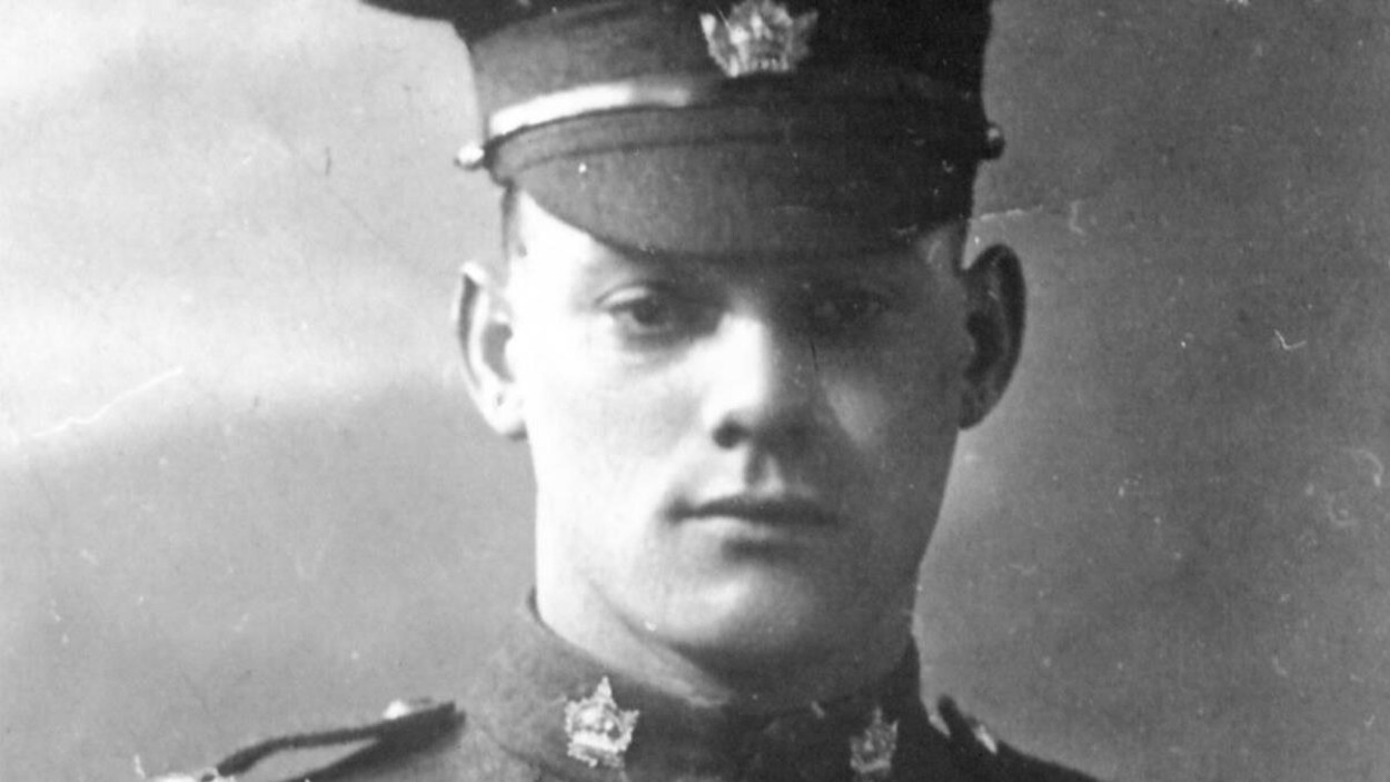 Une photo d'époque de George Price en uniforme militaire.
