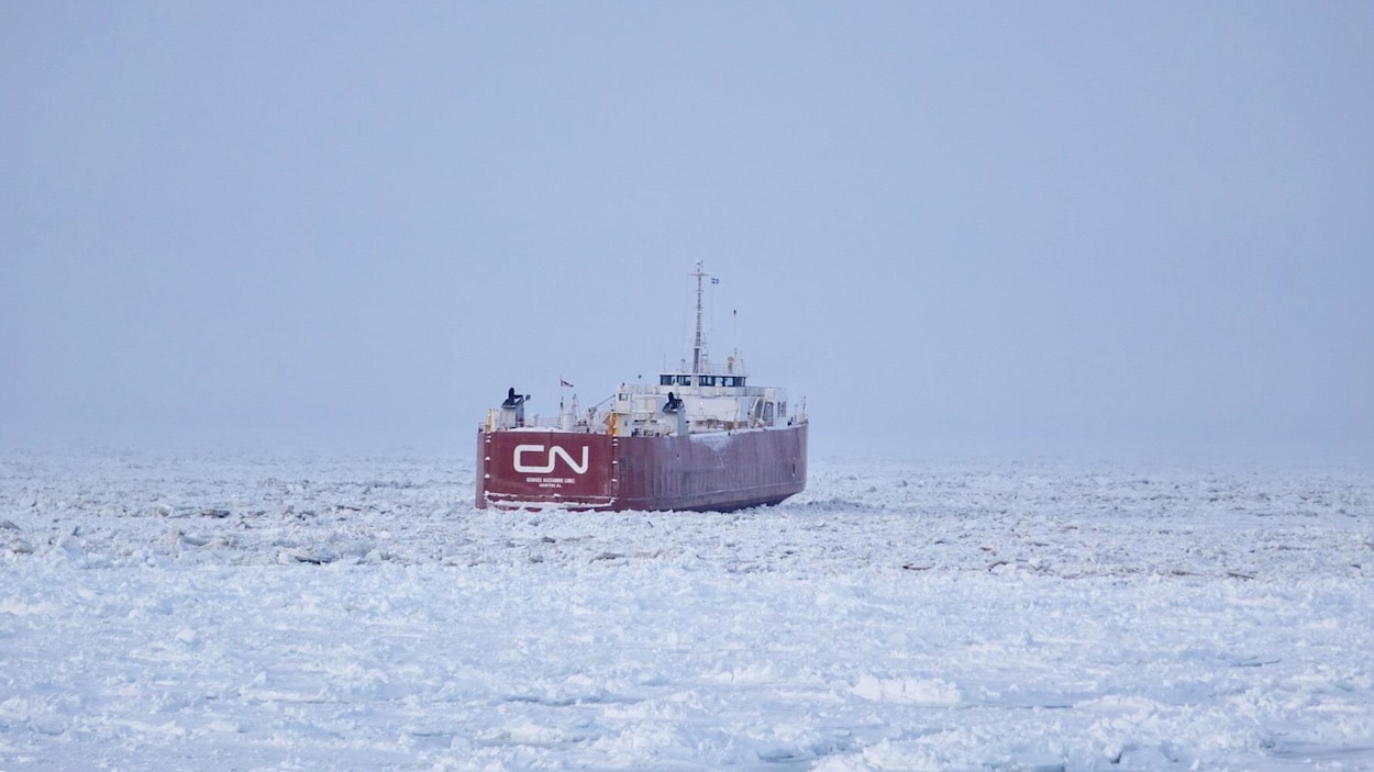 Le Georges-Alexandre-Lebel est resté dans les glaces une bonne partie de la journée du 3 janvier. Le Georges-Alexandre-Lebel est resté dans les glaces une bonne partie de la journée du 3 janvier.