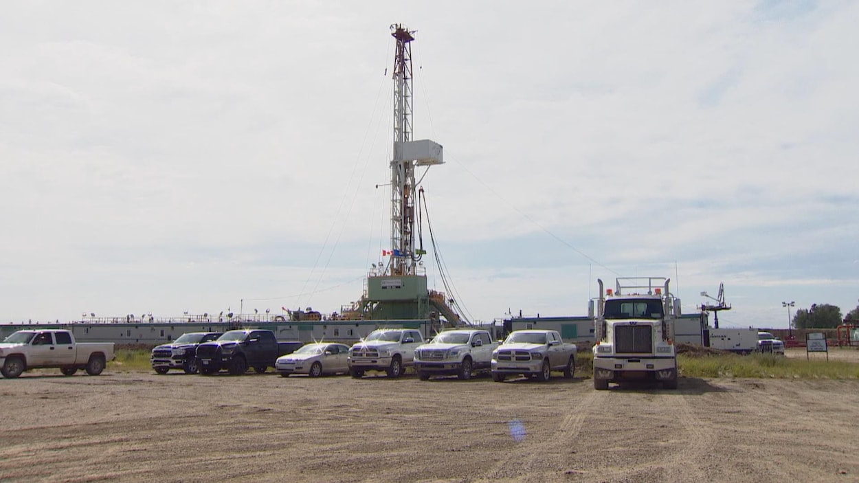 Un puits de forage devant lequel une dizaine de voitures sont stationnées à l'usine d'Eavor Technologies.