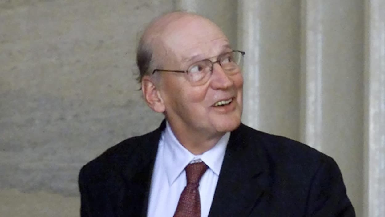 Gerald Regan sortant d'un tribunal.