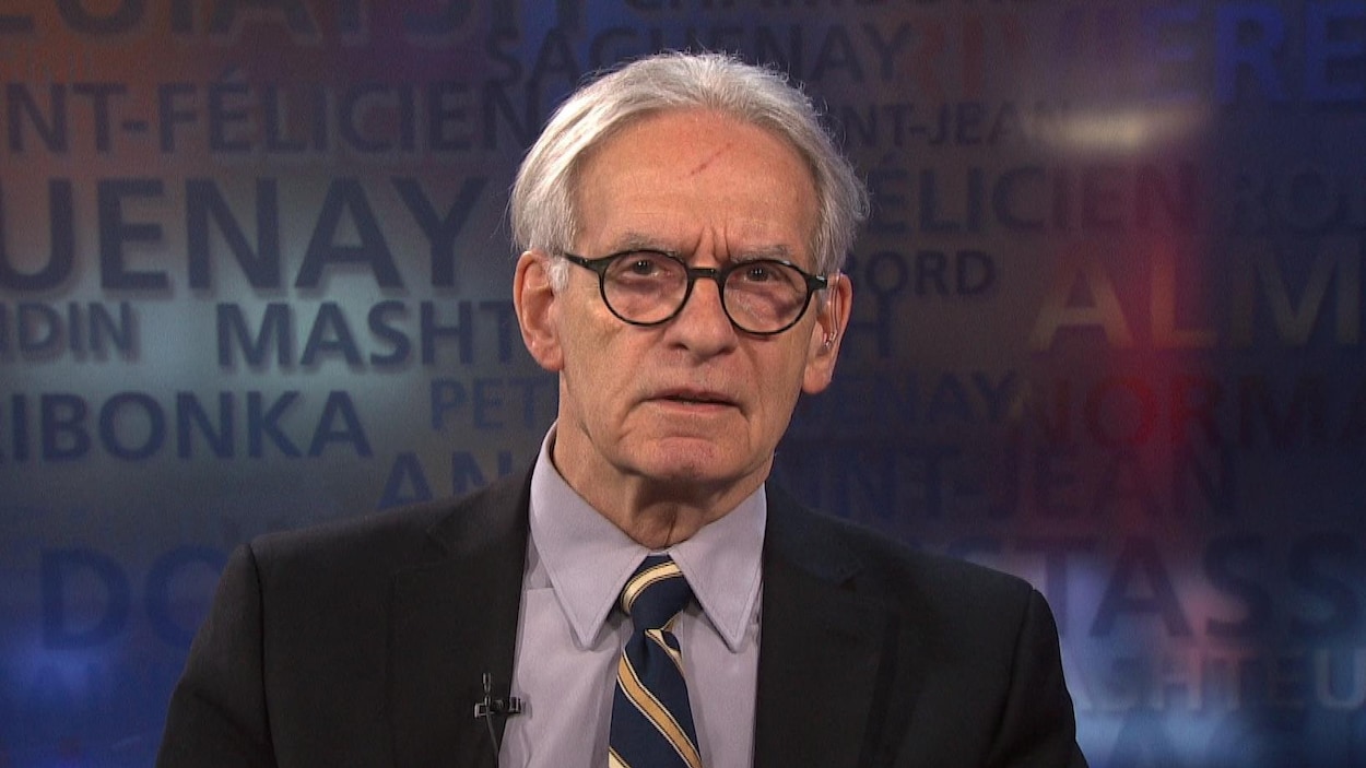 Gérard Bouchard en studio, pour une entrevue.