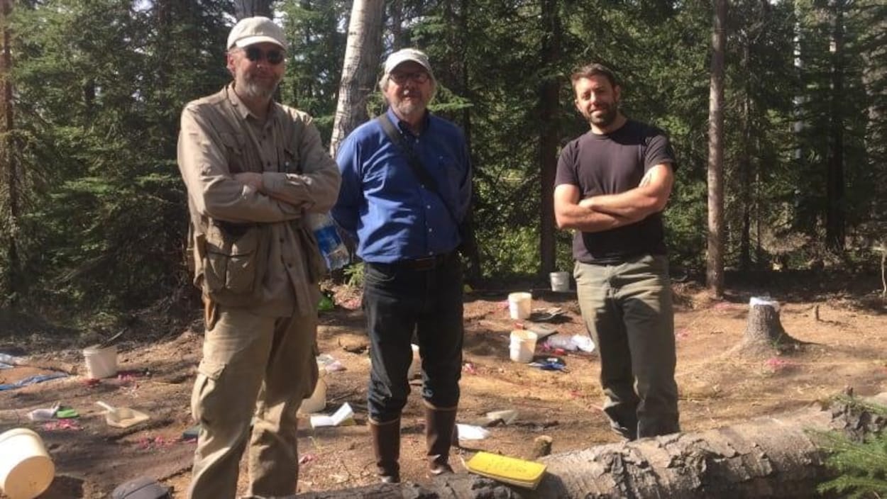 Ben Potter, Charles Holmes et Gerard Smith de l'Université de l'Alaska posent sur le site Swan Point.